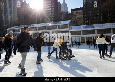 Eislaufen, Einkaufen und Essen am Bryant Park, New York City, 20. Dez 2019 Stockfoto