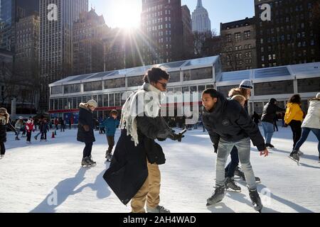 Eislaufen, Einkaufen und Essen am Bryant Park, New York City, 20. Dez 2019 Stockfoto