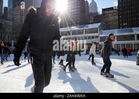 Eislaufen, Einkaufen und Essen am Bryant Park, New York City, 20. Dez 2019 Stockfoto