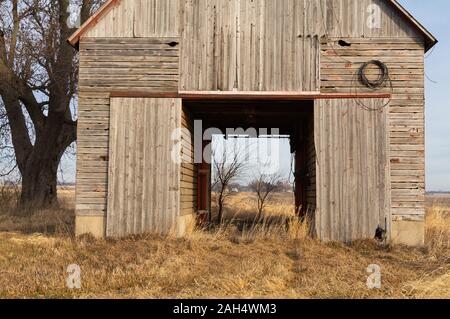 Alte mais Krippe aus Holz Türen an einem sonnigen Tag. Stockfoto