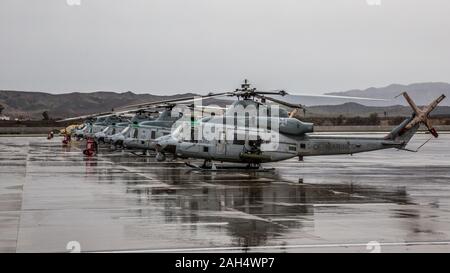 Us Marine UH-1Y Venom Hubschrauber sitzen im Regen auf der Marine Corps Air Station Camp Pendleton, Kalifornien, Dez. 23, 2019. Wab Camp Pendleton betreibt und unterhält eine sichere Flugplatz in Ordnung zu unterstützen ich Marine Expeditionary Force, Marine Corps Base Camp Pendleton Mieter Befehle und besuchen Einheiten aufrecht zu erhalten und Ihre mission Fähigkeiten und zur Bekämpfung der Bereitschaft erhöhen. (U.S. Marine Corps Foto von Lance Cpl. Alison Dostie) Stockfoto