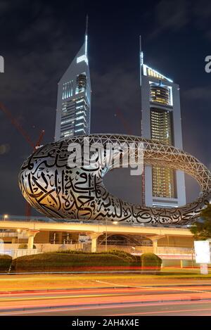 DUBAI, VAE - 15. NOVEMBER: Der Bau der Museum der Zukunft in der Nacht beleuchtung am 15. November 2019 in Dubai, VAE Stockfoto