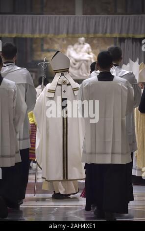 Vatikanstadt, Vatikanstadt. 24 Dez, 2019. Papst Franziskus feiert Gottesdienst auf Weihnachten, die Geburt von Jesus Christus, am Dienstag, 24 Dezember, 2019 in der Basilika St. Peter im Vatikan Kennzeichnung. Foto von Stefano Spaziani/UPI Quelle: UPI/Alamy leben Nachrichten Stockfoto