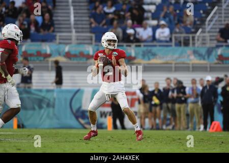 Boca Raton, Florida, USA. 21 Dez, 2019. Chris Robison #2 der Florida Atlantic in Aktion während der NCAA Football Spiel zwischen der Florida Atlantic Eulen und der Southern Methodist Mustangs in der Schüssel Cheribundi Boca Raton in Boca Raton, Florida. Die Eulen besiegt die Mustangs 52-28. Credit: Csm/Alamy leben Nachrichten Stockfoto