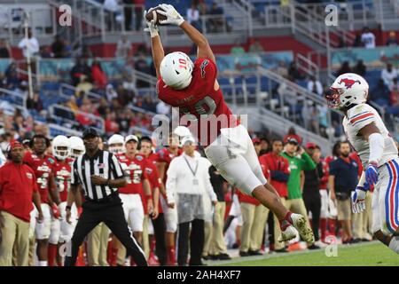 Boca Raton, Florida, USA. 21 Dez, 2019. John Raine #10 der Florida Atlantic in Aktion während der NCAA Football Spiel zwischen der Florida Atlantic Eulen und der Southern Methodist Mustangs in der Schüssel Cheribundi Boca Raton in Boca Raton, Florida. Die Eulen besiegt die Mustangs 52-28. Credit: Csm/Alamy leben Nachrichten Stockfoto