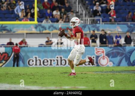 Boca Raton, Florida, USA. 21 Dez, 2019. Chris Robison #2 der Florida Atlantic in Aktion während der NCAA Football Spiel zwischen der Florida Atlantic Eulen und der Southern Methodist Mustangs in der Schüssel Cheribundi Boca Raton in Boca Raton, Florida. Die Eulen besiegt die Mustangs 52-28. Credit: Csm/Alamy leben Nachrichten Stockfoto