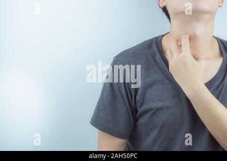 Nahaufnahme der Mensch seine juckenden Hals Kratzen mit Allergie Hautausschlag von Hand auf weißem Hintergrund. Gesundheitswesen, Haut Problem und medizinische Konzept. Stockfoto