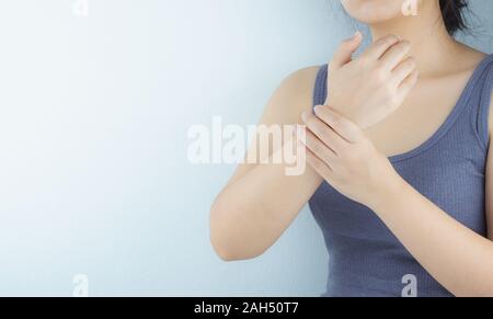 Closeup Frau hält Ihr Handgelenk Schmerzen auf weißem Hintergrund. Gesundheit und medizinische Konzept. Stockfoto