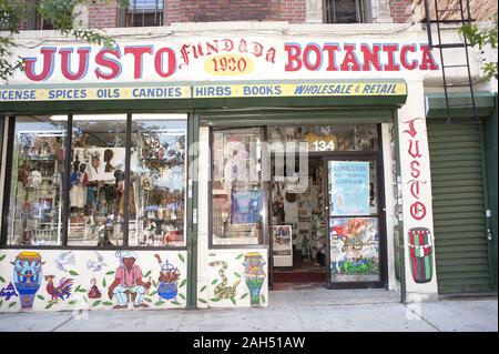 Botanica in East Harlem in NEW YORK. Ein Botanica ist ein Store, vertreibt Produkte in spirituellen Praktiken wie die Santeria, Macumba, Abakua usw. verwendet. Sie acls Stockfoto