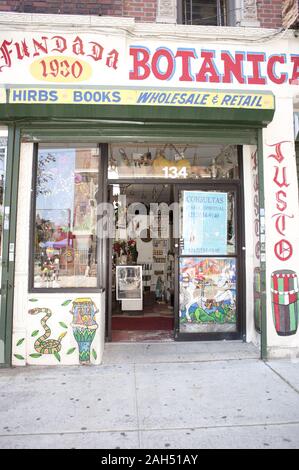 Botanica in East Harlem in NEW YORK. Ein Botanica ist ein Store, vertreibt Produkte in spirituellen Praktiken wie die Santeria, Macumba, Abakua usw. verwendet. Sie acls Stockfoto