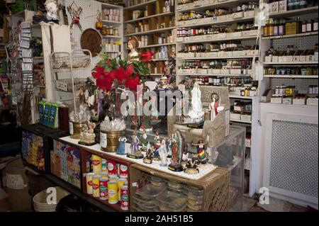 Botanica in East Harlem in NEW YORK. Ein Botanica ist ein Store, vertreibt Produkte in spirituellen Praktiken wie die Santeria, Macumba, Abakua usw. verwendet. Sie acls Stockfoto