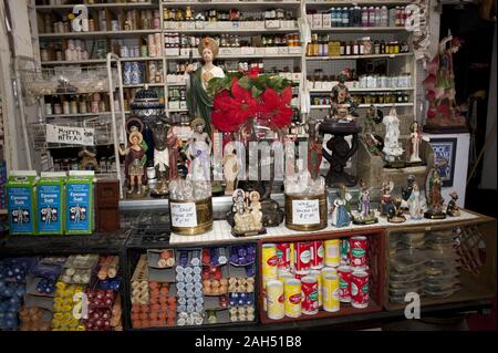 Botanica in East Harlem in NEW YORK. Ein Botanica ist ein Store, vertreibt Produkte in spirituellen Praktiken wie die Santeria, Macumba, Abakua usw. verwendet. Sie acls Stockfoto