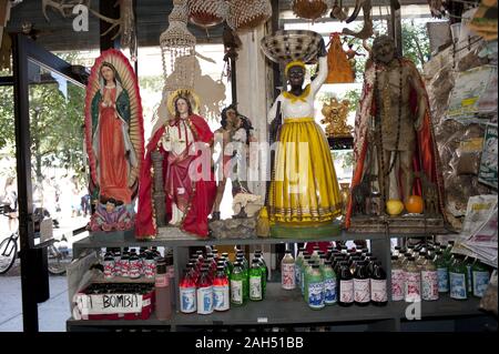 Botanica in East Harlem in NEW YORK. Ein Botanica ist ein Store, vertreibt Produkte in spirituellen Praktiken wie die Santeria, Macumba, Abakua usw. verwendet. Sie acls Stockfoto