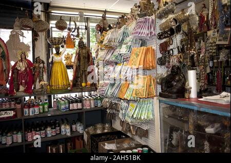 Botanica in East Harlem in NEW YORK. Ein Botanica ist ein Store, vertreibt Produkte in spirituellen Praktiken wie die Santeria, Macumba, Abakua usw. verwendet. Sie acls Stockfoto