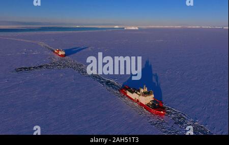 An Bord Xuelong 2. 25 Dez, 2019. Luftaufnahme auf Nov. 21, 2019 zeigt Chinas polar Eisbrecher Xuelong 2 (R) und Xuelong an einem Bereich in der Nähe des China Zhongshan Station übernommen. China's Polar Eisbrecher Xuelong und Xuelong 2 wird die wissenschaftliche Durchführung von Forschungen im Südlichen Ozean. Credit: Liu Shiping/Xinhua/Alamy leben Nachrichten Stockfoto