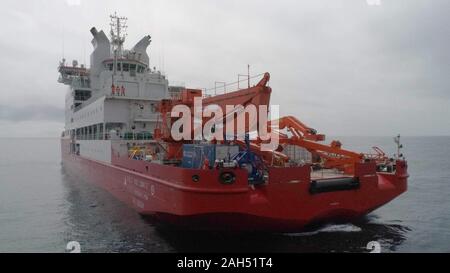 An Bord Xuelong 2. 25 Dez, 2019. Luftbild am Dez. 24, 2019 zeigt die Mitglieder von Chinas 36. Antarktisexpedition team Abrufen einer Profiler auf polar Chinas Eisbrecher Xuelong 2 übernommen. China's Polar Eisbrecher Xuelong und Xuelong 2 wird die wissenschaftliche Durchführung von Forschungen im Südlichen Ozean. Credit: Liu Shiping/Xinhua/Alamy leben Nachrichten Stockfoto