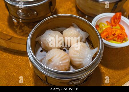 Xia jiao gedämpfte Garnelen gefüllte Knödel im Dampfgarer "dimsum Stockfoto