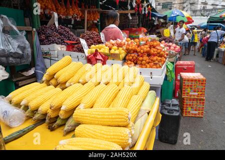 Frischer Mais für den Verkauf auf der Straße stand ein paar Tage vor Weihnachten, Cebu City, Philippinen Stockfoto