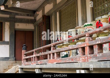 OSAKA, Japan - 14. OKTOBER 2019: Kazaridaru - die Dekoration sake Fässer für den Reiswein angezeigt, in der Nähe von Hokoku Schrein Haiden in der Burg von Osaka. O Stockfoto