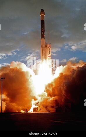 KENNEDY SPACE CENTER, Fla. - Eine Boeing Delta II Rakete schleudert (7326) Deep Space 1 durch die morgendlichen Wolken nach dem Abheben, Erstellen von Sun - anspruchsvolle Licht mit der Auspuffanlage, aus Komplexen 17 Einführung A, Cape Canaveral Air Station. Stockfoto