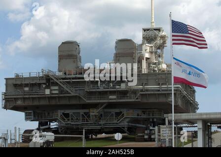 CAPE CANAVERAL, Fla.-- des NASA Kennedy Space Center in Florida, Mobile Launcher Plattform-3 (MLP), das Space Shuttle Atlantis für seine abschließende Flug zur Internationalen Raumstation auf der STS-135-Mission unterstützt, nimmt seine letzte Reise von Launch Pad 39A in das Vehicle Assembly Building (VAB). Eine massive Crawler-Transporter unter der MLP positioniert -- die letzten Mobile Launcher Plattform ein Shuttle zu starten, beginnt die Wanderung zurück zu der VAB. Stockfoto