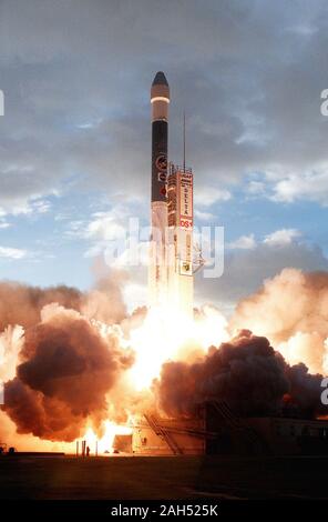 KENNEDY SPACE CENTER, Fla. - Aufleuchten der Launch Pad, einer Boeing Delta II (7326) Rakete bringt Deep Space 1 durch die morgendlichen Wolken nach dem Abheben von der Komplexen 17 Einführung A, Cape Canaveral Air Station. Stockfoto