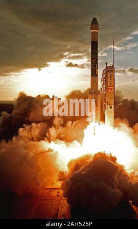 KENNEDY SPACE CENTER, Fla. - Eine Boeing Delta-II-Rakete (7326) Leuchtet die Wolken der Auspuff unten wie es treibt Deep Space 1 in den Himmel nach dem Abheben von der Komplexen 17 Einführung A, Cape Canaveral Air Station. Stockfoto