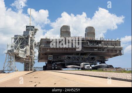 CAPE CANAVERAL, Fla.-- des NASA Kennedy Space Center in Florida, Mobile Launcher Plattform-3 (MLP), das Space Shuttle Atlantis für seine abschließende Flug zur Internationalen Raumstation auf der STS-135-Mission unterstützt, nimmt seine letzte Reise von Launch Pad 39A in das Vehicle Assembly Building (VAB). Eine massive Crawler-Transporter unter der MLP positioniert -- die letzten Mobile Launcher Plattform ein Shuttle zu starten, beginnt die Wanderung zurück zu der VAB. Ein wasser Lkw führt die Art und Weise, Wasser auf die trockene crawlerway Staubpartikel in der Luft zu reduzieren. Stockfoto