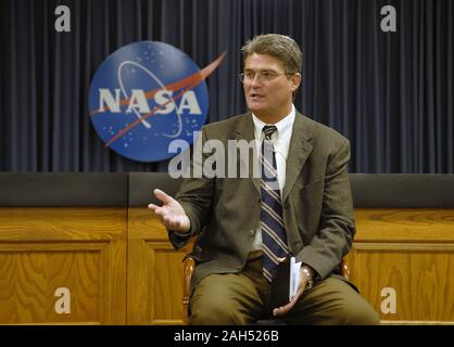 KENNEDY SPACE CENTER, Fla. -- Center Direktor Bill Parsons antwortet auf eine Frage von den Medien in der NASA News Center Auditorium. Er nutzte die Gelegenheit, sich selbst und seine Erwartungen für das Zentrum vorzustellen. Parsons übernahm die Spitze des Kennedy Space Center am 31.01.4 Da das neunte Direktor, als Nachfolger von James W. Kennedy, das sich zurückzieht aus der Agentur. Parsons hatte als stellvertretender Direktor unter Kennedy während 2006 serviert. 1990, Parsons trat das Team der NASA im Kennedy Space Center als Startplatz support Manager im Shuttle Operations Direktion. Er arbeitete auch als Executive Mann Stockfoto