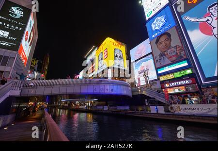 OSAKA, Japan - 14. OKTOBER 2019: Nacht Beleuchtung um Ebisu Brücke über den Dotonbori Kanal im Namba Viertel von der Stadt Chuo ward. Osaka Stockfoto