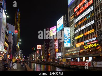 OSAKA, Japan - 14. Oktober 2019: Die helle Nacht beleuchtung über dem Dotonbori Kanal im Namba Viertel von der Stadt Chuo ward. Osaka. Japan Stockfoto