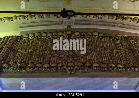 Wand, mit Knochen in der Kapelle der Knochen, der Kirche des Heiligen Franziskus. Évora, Alentejo, Portugal Stockfoto