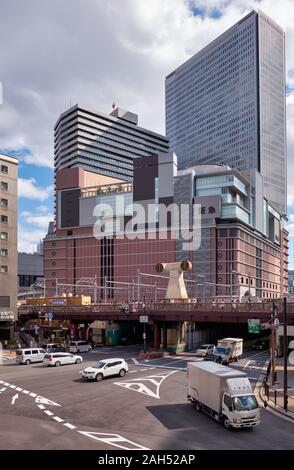 OSAKA, Japan - 15 Oktober, 2019: Die modernen Hochhäuser und Kreuzungen im urbanen Zentrum der Osaka Station. Japan Stockfoto