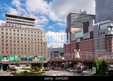 OSAKA, Japan - 15 Oktober, 2019: Die modernen Hochhäuser und Kreuzungen im urbanen Zentrum der Osaka Station. Japan Stockfoto