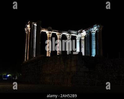 Römische Tempel von Evora in der Nacht in Alentejo, Portugal Stockfoto