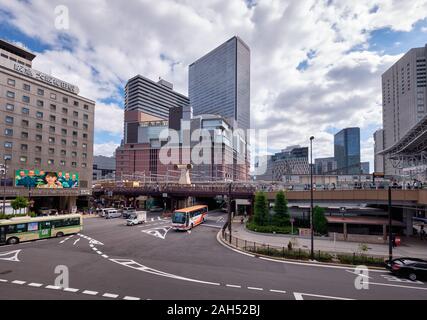 OSAKA, Japan - 15 Oktober, 2019: Die modernen Hochhäuser und Kreuzungen im urbanen Zentrum der Osaka Station. Japan Stockfoto