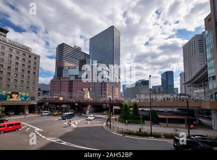 OSAKA, Japan - 15 Oktober, 2019: Die modernen Hochhäuser und Kreuzungen im urbanen Zentrum der Osaka Station. Japan Stockfoto