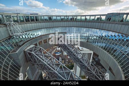 OSAKA, Japan - 15. Oktober 2019: Der Blick auf die schwimmenden Garten Sternwarte verbinden zwei Türme von Umeda Sky Building. Osaka. Japan Stockfoto