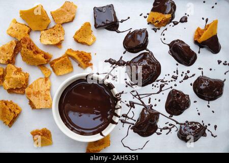 Hausgemachte honeycomb/cinder Toffee/Hokey Pokey tauchte in geschmolzene dunkle Schokolade Stockfoto