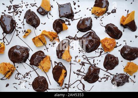 Hausgemachte honeycomb/cinder Toffee/Hokey Pokey tauchte in geschmolzene dunkle Schokolade Stockfoto