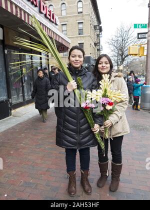 Junge, ecuadorianische Frauen posieren für Portrait nach Palmsonntag service im Windsor Terrace von Brooklyn, New York. Stockfoto