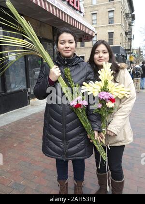 Junge, ecuadorianische Frauen posieren für Portrait nach Palmsonntag service im Windsor Terrace von Brooklyn, New York. Stockfoto