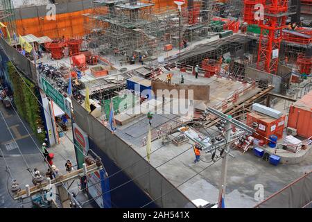 Bangkok, Thailand - Dezember 23, 2019: Closeup große Stahlblech auf ein höher Ebene wurde von turmdrehkran, während die Arbeiter herum Stockfoto