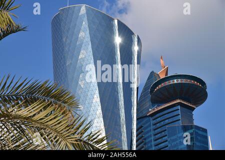 Doha, Katar - Nov 24. 2019. Al Bidda Tower und ein World Trade Center auf Himmel Hintergrund Stockfoto