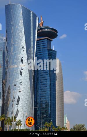 Doha, Katar - Nov 24. 2019. Al Bidda Tower und ein World Trade Center auf Himmel Hintergrund Stockfoto