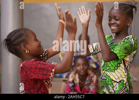 Zwei kleine Afrikanische Mädchen Durchführen einer Händeklatschen Spiel Stockfoto