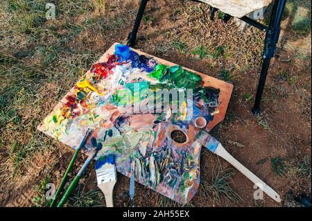 Künstler Pinsel und Ölfarben auf Holz- Palette. Makros artist Palette Stockfoto