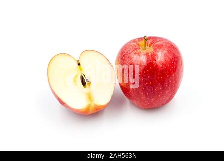 Red Apple ganz und halbiert Stück auf weißem Hintergrund Stockfoto