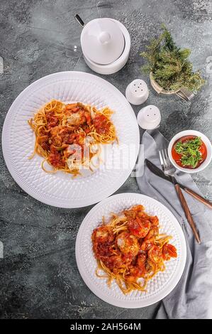 Italienische Pasta, Spaghetti mit Fleischbällchen mit Tomatensoße. Traditionelle mediterrane Küche. Vertikale erschossen. Ansicht von oben Stockfoto