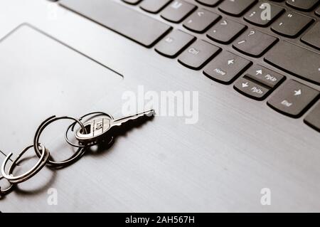 Nahaufnahme von Still life Key Ring auf Laptop Tastatur. Konzeptionelle Bild als Netzwerkdongle gezeigt. Cyber Sicherheit, Schutz und Privatsphäre Stockfoto